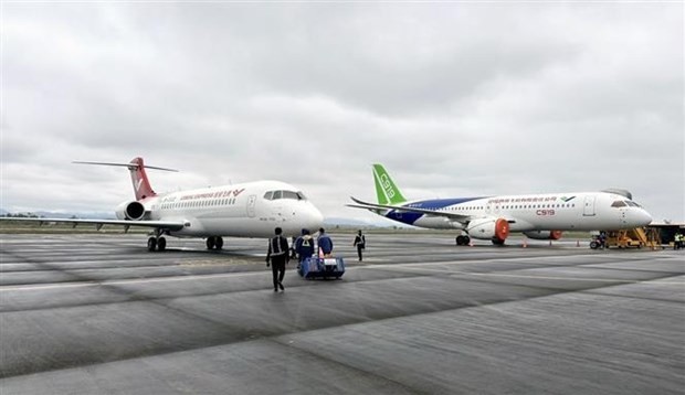 Los aviones C919 y ARJ21 de la Corporación de Aviones Comerciales de China (Comac) aterrizan en el aeropuerto internacional de Van Don. (Foto: VNA)