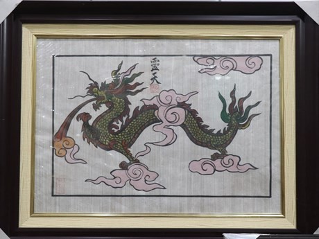 Las pinturas de dragones fueron creadas por artesanos de élite de la aldea de pintura de Dong Ho para personas nacidas en el año del Dragón. (Foto: VNA) 
