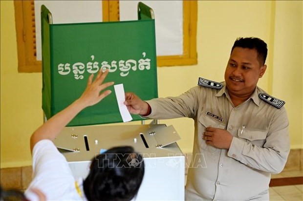 En un colegio electoral en Phnom Penh, Camboya. (Foto: AFP/VNA)
