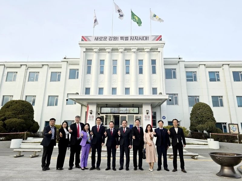 El vicegobernador de Gangwon, Kim Myung Sun, toma foto de recuerdo con la delegación de Yen Bai. 