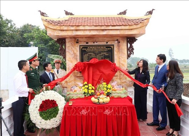 En el acto de homenaje a funcionarios y periodistas vietnamitas y argelinos fallecidos en el accidente aéreo. (Fotografía: VNA)