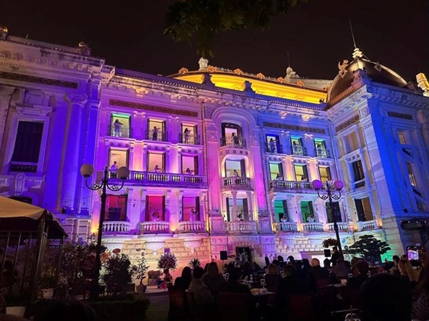 La Ópera de Hanói se llena de color con la iluminación de Garden Music. (Fotografía: kinhtedothi.vn)