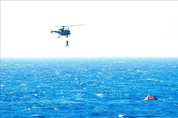 Realizan labores de rescate a marineros del barco True Confidence. (Foto: AFP/VNA)