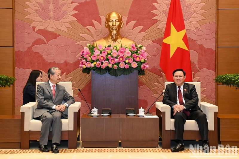El presidente de la Asamblea Nacional de Vietnam, Vuong Dinh Hue, recibe hoy al embajador de Pekín en Hanói, Xiong Bo. (Foto: Nhan Dan)