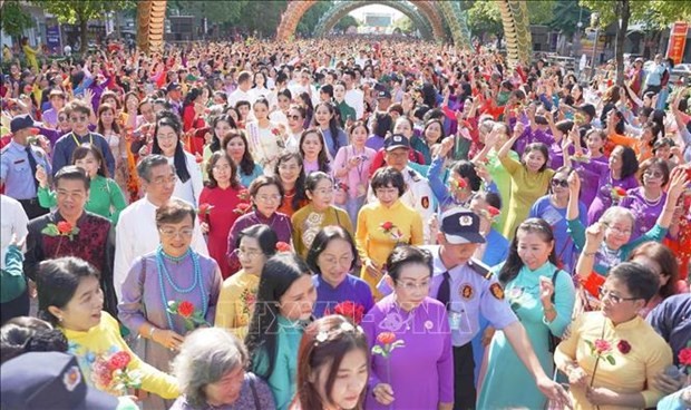 Programa de actuaciones de Ao dai con la participación de más de cinco mil personas. (Fotografía: VNA)