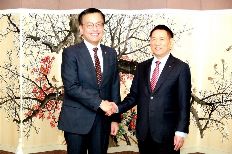 El viceprimer ministro y ministro de Economía y Finanzas de Corea del Sur, Choi Sang-mok, recibe al ministro de Finanzas, Ho Duc Phoc. (Foto: VNA)