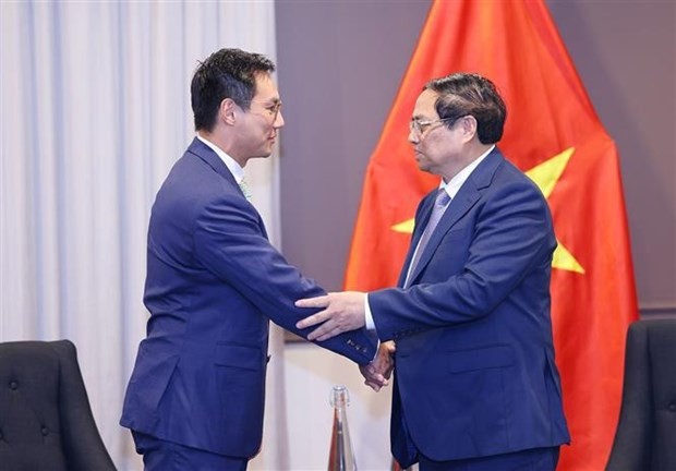 El primer ministro de Vietnam, Pham Minh Chinh (derecha), recibe a Lu Yi-hua, encargado de la región Asia-Pacífico de la empresa Corio. (Fotografía: VNA)