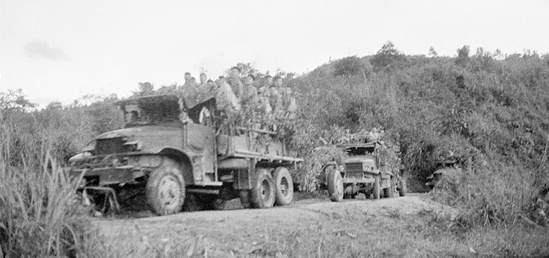 Unidades de infantería mecanizada envian soldados urgentemente a Dien Bien Phu. (Foto: VNA)