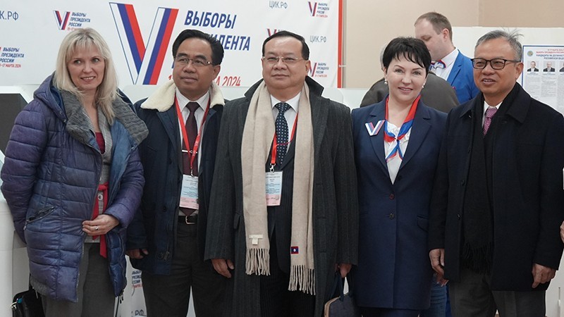 Observadores de AIPA en un colegio electoral en Moscú. 