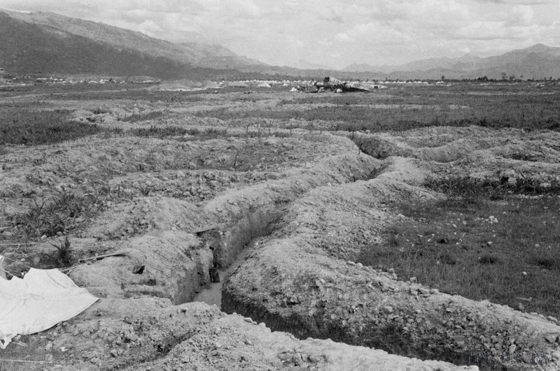 Las trincheras dividieron el aeropuerto de Muong Thanh en dos, creando condiciones favorables para que los soldados vietnamitas atacaran y destruyeran al enemigo. (Foto: VNA)