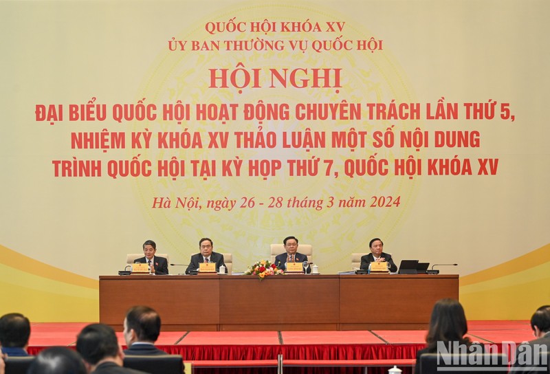 El presidente de la ANV, Vuong Dinh Hue, y los vicetitulares del órgano legislativo presiden la conferencia.
