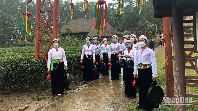 Representantes de la etnia Muong dan la bienvenida a los visitantes. 