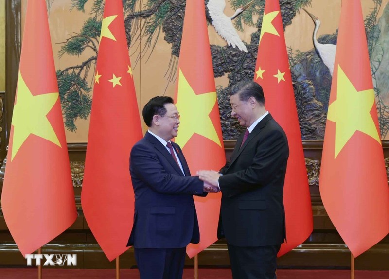 El presidente de la Asamblea Nacional de Vietnam (ANV), Vuong Dinh Hue (Izquierda), se entrevista con el secretario general del Comité Central del PCCh y presidente de China, Xi Jinping.