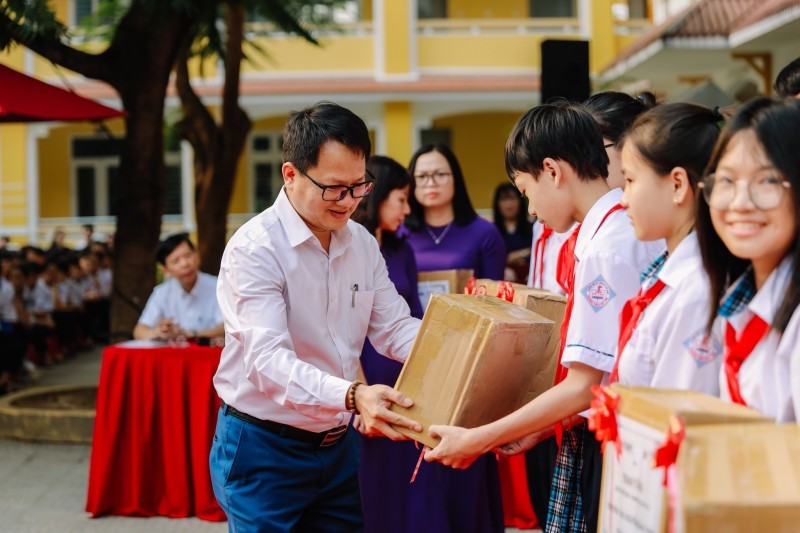Hoang Trong Thuy, representante de la Fundación Zhi Shan en Vietnam, presenta libros a los estudiantes. (Foto: thoidai.com.vn)