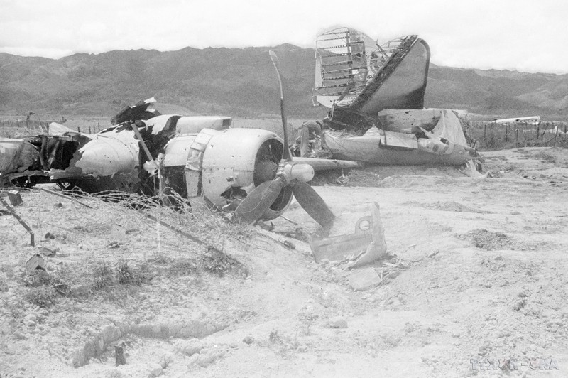 Restos de aviones derribados y aniquilados por tropas vietnamitas yacen esparcidos en el campo de batalla de Dien Bien Phu. (Foto: VNA)