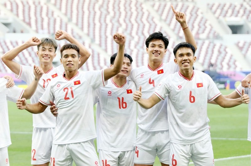 Los jugadores vietnamitas celebran el gol. (Foto: VFF)