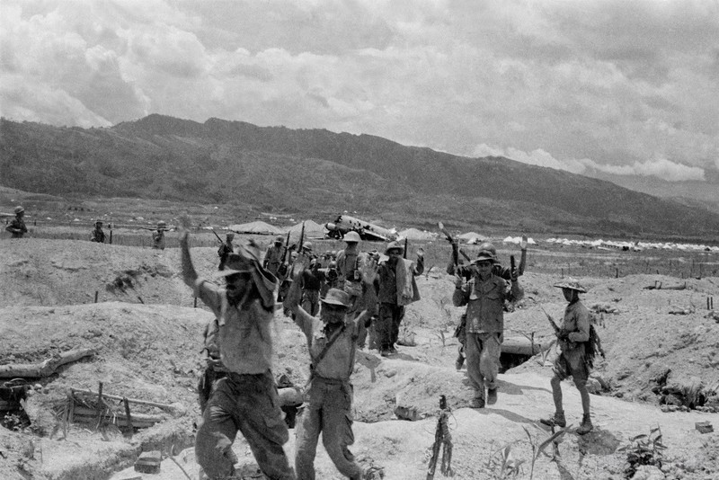 El 22 de abril de 1954 la base 206 es tomada por las tropas vietnamitas, y los supervivientes levantan las manos en señal de rendición. (Foto: VNA)