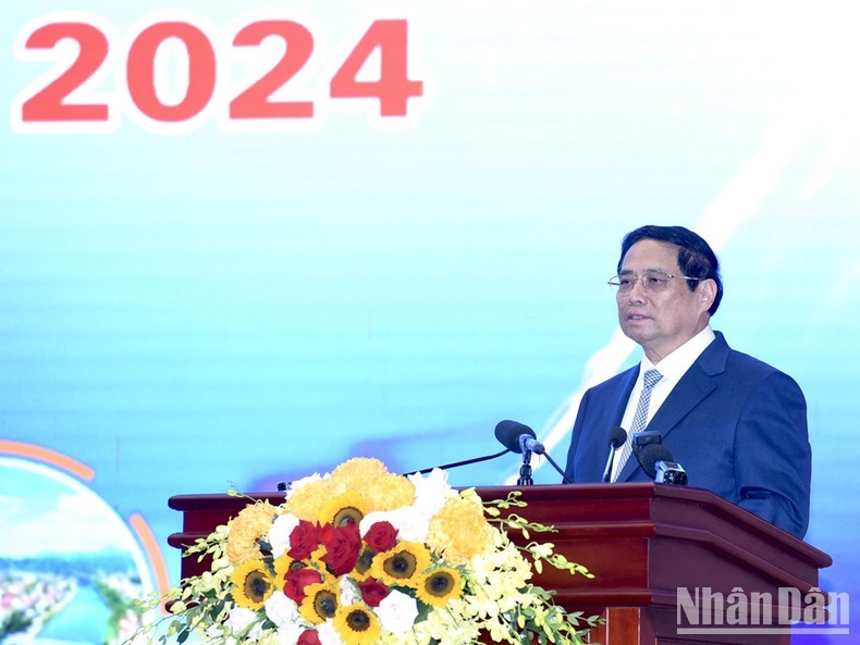 El primer ministro de Vietnam, Pham Minh Chinh, habla en el evento.