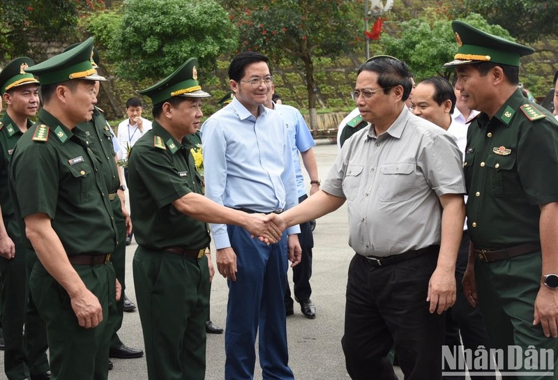 El primer ministro Pham Minh Chinh visita las fuerzas que están de servicio en la puerta fronteriza internacional de Huu Nghi.