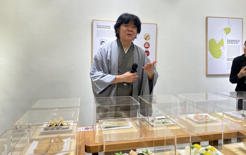El profesor Hibino Terutoshi, experto en sushi y curador de la exposición en el evento. (Foto: thoidai.com.vn)