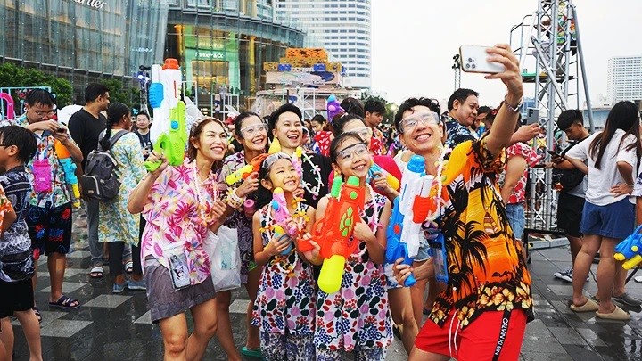 Tailandeses y turistas extranjeros disfrutan del ambiente festivo. (Foto: Internet)