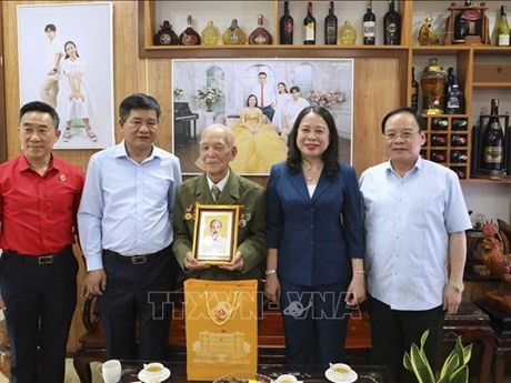 La presidenta interina de Vietnam, Vo Thi Anh Xuan, visitó y entregó obsequios a veterano Nguyen Viet Diem. (Foto: VNA)