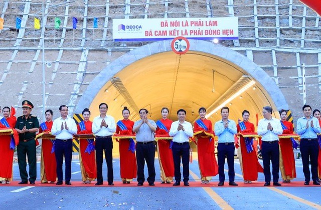 El primer ministro Pham Minh Chinh y los delegados cortan la cinta para inaugurar los proyectos de autopistas Cam Lam - Vinh Hao y Dien Chau - Bai Vot. (Foto: VGP)