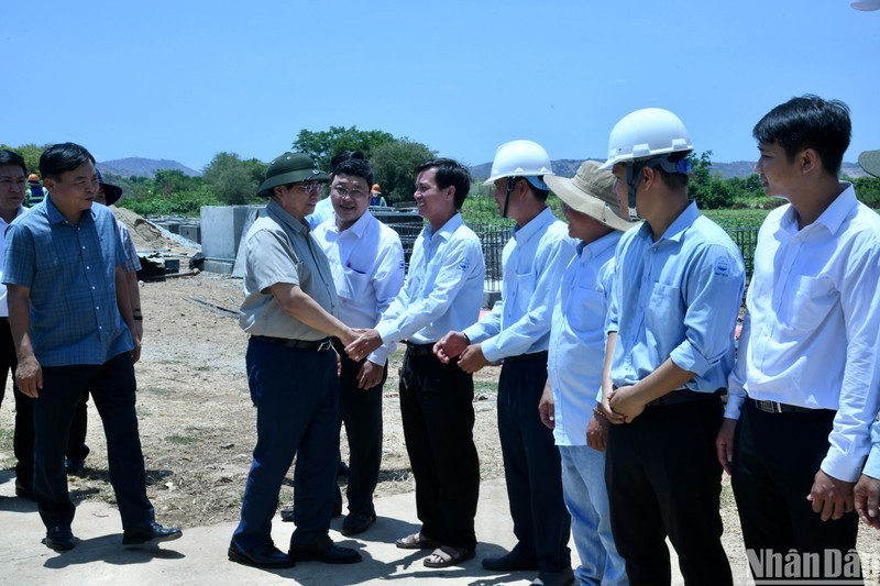 El primer ministro Pham Minh Chinh examina labores de lucha contra la sequía en Ninh Thuan.