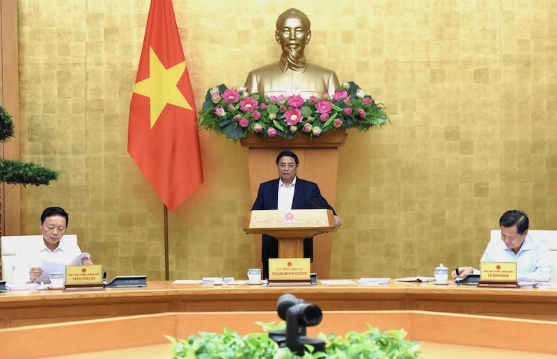 El primer ministro Pham Minh Chinh preside la reunión. 