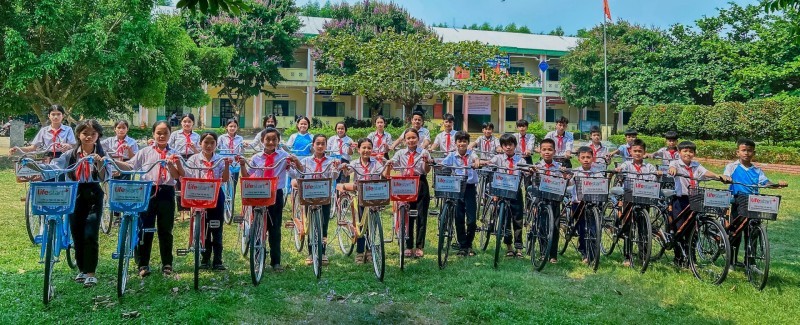 Fundación Lifestart dona bicicletas a estudiantes en circunstancias difíciles en Quang Nam. (Foto: thoidai.com.vn)