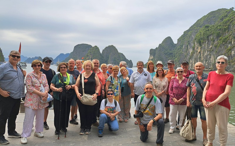 Turistas españoles visitan la Bahía de Ha Long.