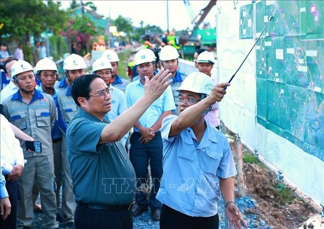 Inspecciona premier de Vietnam obras infraestructurales clave de Can Tho. (Foto: VNA)