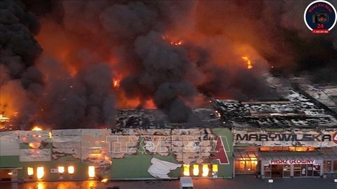 Cientos establecimientos de vietnamitas afectados por incendio en centro comercial polaco. (Foto: VNA)