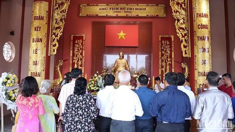Los delegados rinden homenaje al Presidente Ho Chi Minh. (Foto: Trinh Dung)
