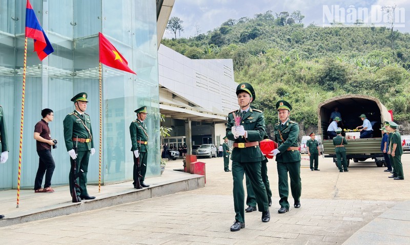 Ceremonia de repatriación de restos de combatientes voluntarios y expertos vietnamitas caídos en Laos, en la Puerta internacional de Cau Treo.