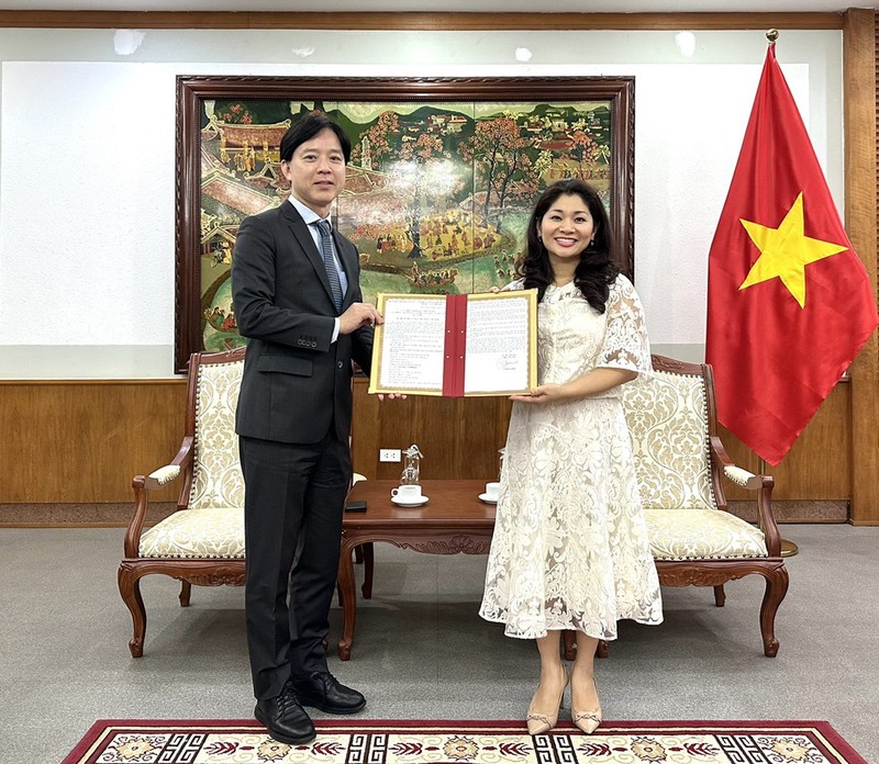 La directora del Departamento de Cooperación Internacional, Nguyen Phuong Hoa, otorga la licencia de establecimiento y funcionamiento al director del Centro de Intercambio Cultural Japonés en Vietnam, Norihiko Yoshioka. 