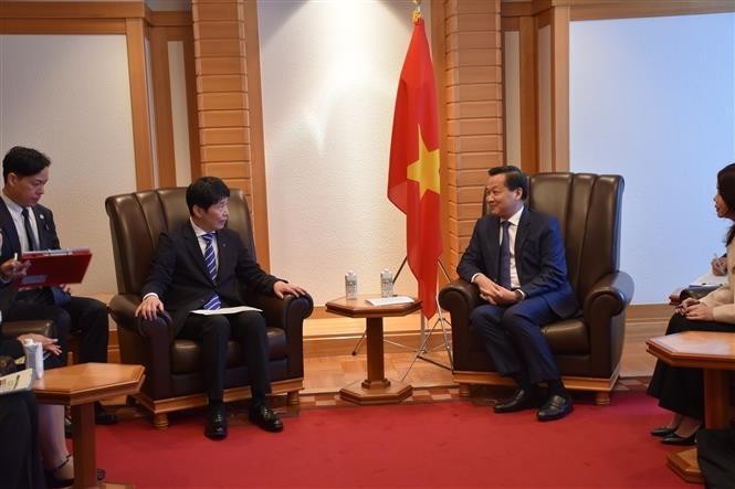 El viceprimer ministro vietnamita Le Minh Khai recibe a Yamamoto Ichita, gobernador de la prefectura de Gunma. (Foto: VNA)