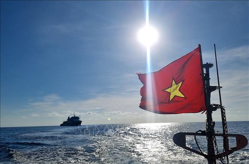 La bandera nacional ondea en medio de los mares. 