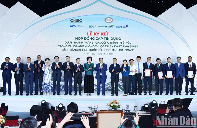 El primer ministro Pham Minh Chinh y los delegados. 
