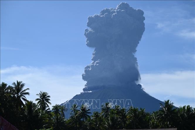 Una columna de ceniza brota del cráter del volcán Ibu en la provincia de Moluscas del Norte, Indonesia, el 13 de mayo de 2024. (Foto: AFP/VNA)