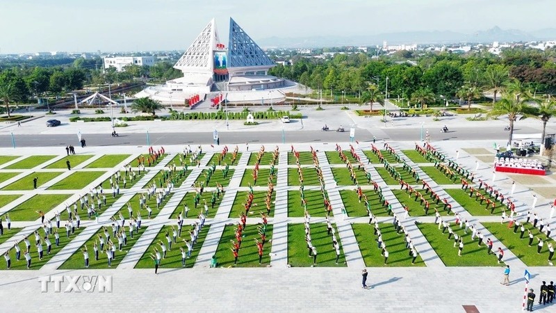 Más de mil personas participan en el X Día Internacional del Yoga en la provincia vietnamita de Ninh Thuan. (Foto: VNA)