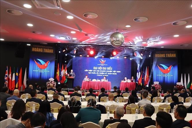 Durante el congreso del período 2024-2028 de la Unión de Asociaciones Empresariales Vietnamitas en Europa. (Foto: VNA)