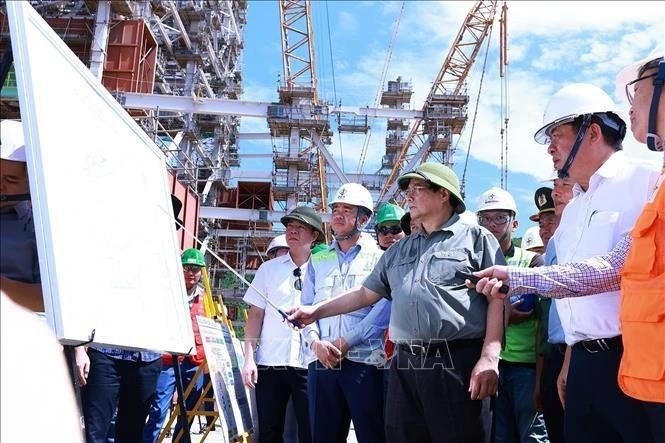 El primer ministro Pham Minh Chinh inspecciona el proyecto de energía térmica Quang Trach 1 en la comuna de Quang Dong, distrito de Quang Trach de Quang Binh. (Foto: VNA)
