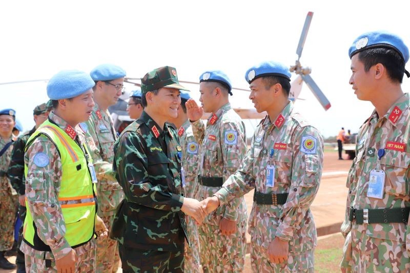 Los ingenieros militares vietnamitas reciben al teniente general Pham Truong Son y el grupo que le acompaña en el aeropuerto de la Misión UNISFA.