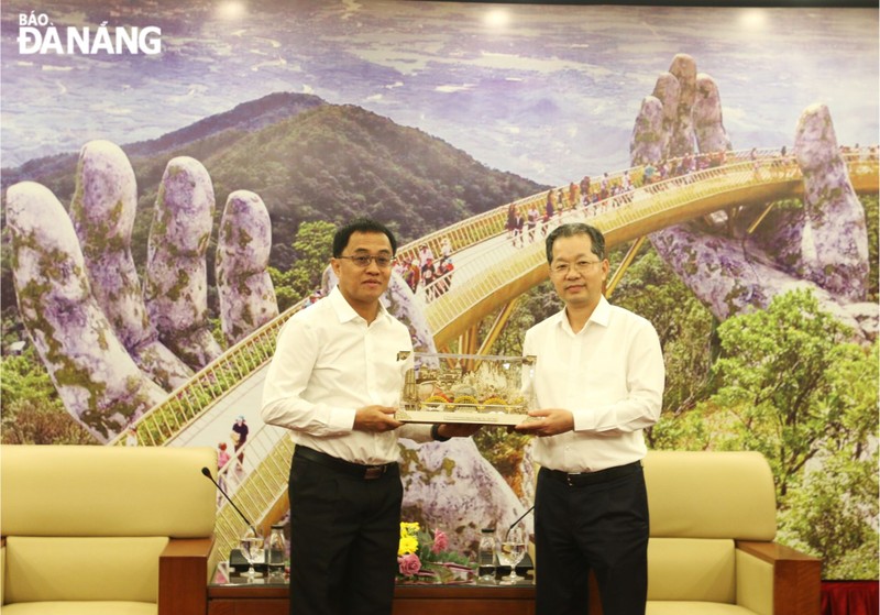 El secretario del Comité partidista y jefe de la delegación de la Asamblea Nacional de Vietnam en Da Nang, Nguyen Van Quang, recibe a Leklai Sivilay, secretario del Comité partidista y gobernador de la provincia Sekong. (Foto: baodanang.vn)