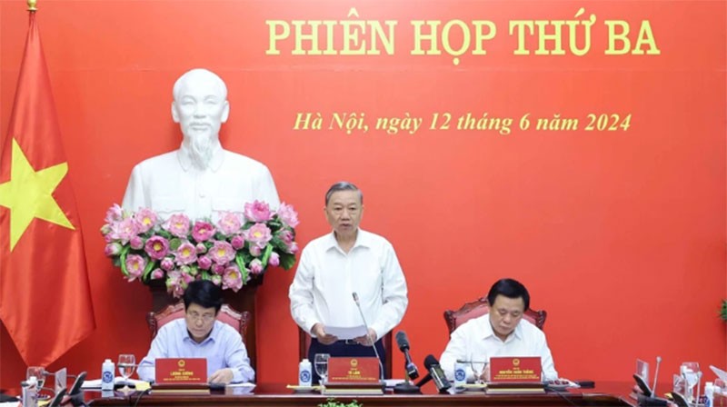 El presidente To Lam pronuncia un discurso para dirigir la sesión. (Foto: VNA)