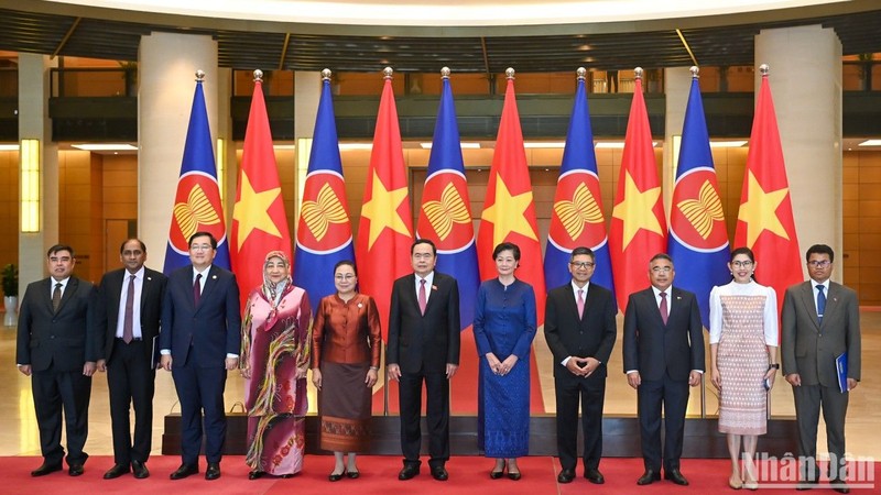 El presidente de la ANV, Tran Thanh Man, toma fotografías de recuerdo con los embajadores y encargados de negocios de los países de la Asean y Timor Leste.