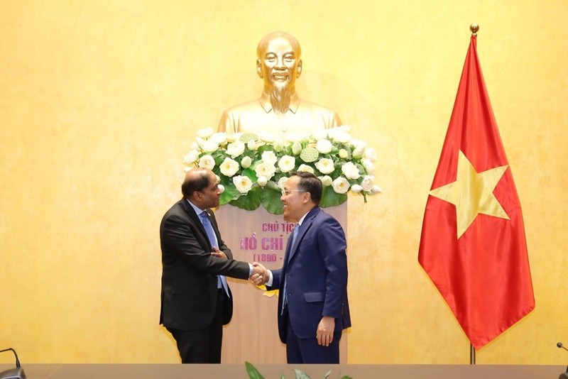 El viceministro de Industria y Comercio de Vietnam, Nguyen Hoang Long (derecha), recibió a Jaya Ratnam, embajador de Singapur en Hanói. (Foto: dangcongsan.vn)