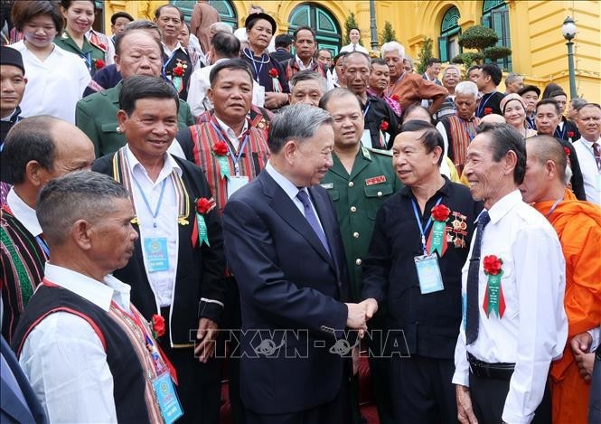 Presidente vietnamita se reúne con personas prestigiosas de minorías étnicas. (Foto: VNA)