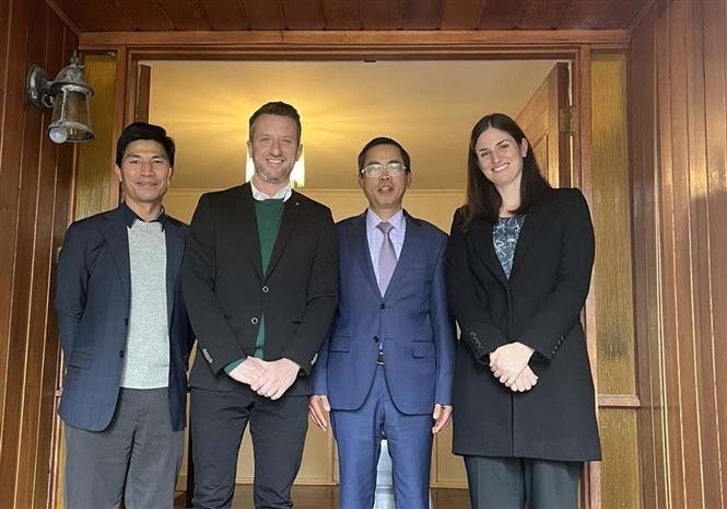 El embajador vietnamita en Australia, Pham Hung Tam (segunda persona desde la derecha) y Layton Pike, cofundador del Instituto de Política Australia-Vietnam (AVPI) (segunda persona desde la izquierda). (Foto: VNA)